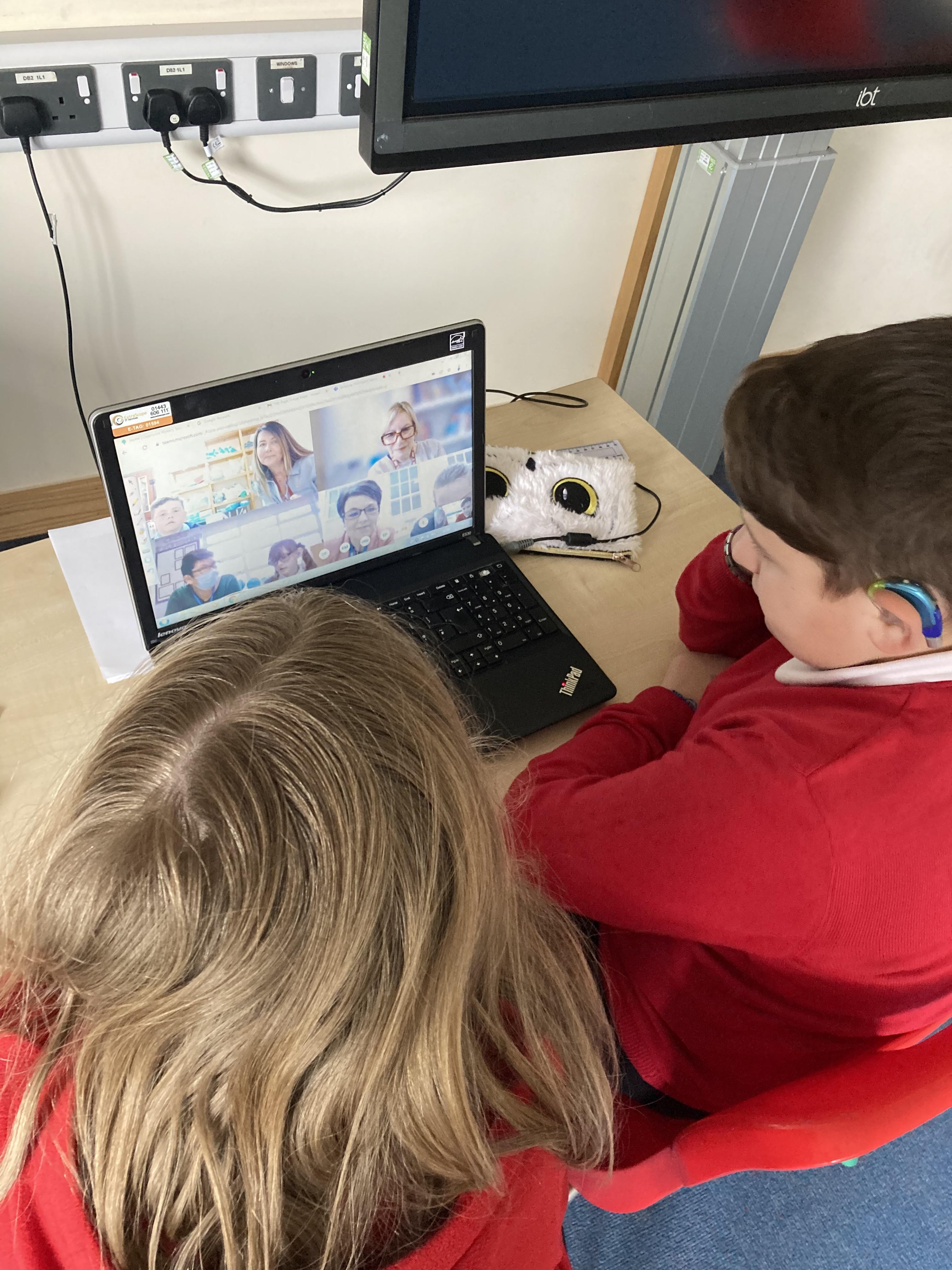 Jenson and Betsy had a virtual Meet Up with deaf friends from the county ❤️